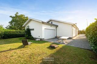 <p><span><strong>Ligging</strong></span><br /><span><span>Je vindt deze woning in een residentiële en aangename woonomgeving.</span></span><br /><span><span>Winkels, scholen en sportfaciliteiten bereik je in enkele minuten. </span></span><br /><span><span>Bereikbaarheid is een troef: een fietssnelweg F7 brengt je in rechte lijn naar Gent, alsook de trein en de nabijheid van op- en afritten E17 / R4.</span></span><br /><span><span>Het Parkbos, de Scheldevallei en talloze fiets- en wandelroutes liggen letterlijk om de hoek. </span></span><br /><br /><span><strong>Charmante bungalow met 3 slaapkamers, garage en tuin</strong></span><br /><span><span>In deze open bebouwing speelt alles zich af op het gelijkvloers. </span></span><br /><span><span>Je komt binnen in de inkomhal, met toilet, die je naar de leefruimte leidt. </span></span><br /><span><span>Een ruime living met grote ramen laten het licht binnen en via de schuiframen kan je naar het terras en tuin.</span></span><br /><span><span>In de winter maak je het gezellig bij de open haard.</span></span><br /><span><span>De aanpalende keuken is bijzonder ruim en voorzien van heel wat kastruimte en een ontbijtplek.</span></span></p><p><span><span>Vanuit de keuken heb je vlot toegang tot de berging en de garage.</span></span><br /><span><span>De nachthal brengt je naar drie slaapkamers en de badkamer.</span></span></p><p><span><span>Achteraan geniet je van een zonnig terras en een verzorgde tuin.</span></span><br /><span><span>Tenslotte is er een inpandige garage van 38m². </span></span><br /><span><span>Op de oprit en naast de woning parkeer je vlot meerdere wagens.</span></span><br /><br /><span><strong>Troeven</strong></span><br /><span><span>/ ligging en bereikbaarheid</span></span><br /><span><span>/ instapklaar</span></span><br /><span><span>/ laagbouw</span></span><br /><span><span>/ 3 slaapkamers</span></span></p>