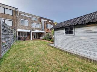 Bel-etage in een doodlopende straat op ideale ligging. Op het gelijkvloers vinden we een ruime berging met daarnaast een ruime garage met...