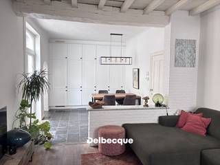 Unieke historische woning in het Sint-Annakwartier, nabij de Reien<br /><br />In het geliefde Sint-Annakwartier, op een uitstekende locatie vlak bij de schilderachtige Reien, bevindt zich deze prachtige historische woning ‘Huis Het Speldewerk’. Deze karaktervolle woning is een unieke combinatie van authentieke charme, ruimte en hedendaags wooncomfort.<br /><br />De woning omvat een ruime inkomhal en een sfeervolle leefruimte met parketvloer en siergashaard. Aansluitend bevindt zich de open, volledig ingerichte keuken, voorzien van alle toestellen en een ruime ingemaakte kast. Verder is er een apart toilet en een gezellig terras.<br /><br />Op de eerste verdieping bevinden zich twee slaapkamers en een ruime badkamer, uitgerust met een inloopdouche, ligbad, dubbele lavabo en toilet. De tweede verdieping beschikt over nog twee ruime slaapkamers, waardoor de woning in totaal vier slaapkamers biedt.<br /><br />Een bijkomende troef is de garagebox, een bijzonder grote meerwaarde in de Brugse binnenstad.<br /><br />‘Huis Het Speldewerk’ is een woning met een uniek karakter en een bijzondere uitstraling. De combinatie van historische elementen, ruime vertrekken, vier slaapkamers, een terras en een garage, samen met de begeerde ligging nabij de Reien, maakt dit een bijzonder aanbod voor wie op zoek is naar exclusief wonen in het hart van Brugge.<br /><br />Een unieke woning die u absoluut zelf moet ervaren.<br /><br />Contacteer ons voor meer informatie of plan uw bezoek via 050/45 03 45 of eenvoudig online via www.delbecque.immo.