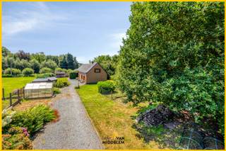 <strong>Immo Van Middelem verkoopt deze op te frissen woning met 4 slaapkamers, inpandige garage, terras en grote tuin op een perceel van +/- 11a26ca. </strong><br /><strong>Zeer gunstige ligging m.b.t. mobiliteit: Deze woning ligt op de grens met Neerpede en Anderlecht wat een snelle toegang biedt tot Brussel en de Ring !</strong><br /><br />De indeling is als volgt: <br />- GELIJKVLOERS: inkomhal, keuken, 2 slaapkamers, badkamer, living (salon & eetplaats), garage en ruime tuin .<br />- 1e VERDIEPING: 2 slaapkamers en opbergruimte.<br />- Bijgebouw: tuinhuis.<br /><br />Verwarming op stookolie. <br />EPC: 377 kWh/m.jaar - Label D (UC: 20260710) <br />Vrij bij akte.