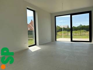 De woning heeft de volgende indeling: Men komt binnen in de inkomhal met het apart toilet (tegels). Van hieruit kan men naar de ruime en lichtrijke woonkamer (tegels; 22m²) met de open ingerichte keuken (tegels, kasten, oven, koelkast, diepvriezer, dampkap, inductie kookvuur, 1.5 spoelbak en vaatwasser). Aansluitend aan de keuken is nog een berging voorzien (tegels; wasmachine aansluiting, 8m²). Verder komen we in de garage (tegels; 18 m²). <br /><br />Op de eerste verdieping bevinden zich 3 slaapkamers (laminaat; 10m², 10m² en 12m²) aansluitend aan 1 van de slaapkamers is nog een dressing voorzien (laminaat; 5m²). Een ruime ingerichte badkamer (tegels, lavabomeubel, bad met douchemogelijkheid en aparte inloopdouche; 8m²) en een apart toilet (laminaat).<br /><br />Verder beschikt de woning over een terras met tuin. <br /><br />- EPC = 9 kWh/m²<br />- CV = aardgas op vloerverwarming<br />- Kleine huisdieren zijn bespreekbaar<br />- Zonnepanelen <br />- Volledig geschilderd <br /><br />Voor bijkomende inlichtingen of een bezoek ter plaatse kan u steeds vrijblijvend contact opnemen met Immo S|P via info@immosp.be.