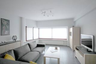 Ruim appartement op het gelijkvloers met een oppervlakte van ruim 75 m² gelegen op de Zeedijk van Heist, tussen het Heldenplein en het Vissersplein. Indeling : ruime woonkamer - half open keuken - kleine berging - twee slaapkamers - badkamer met douche, lavabo met meubel en toilet. Bijkomend is er nog een klein keldertje, een fietshaak en een tweede extra ruime kelderruimte. <br /><br />Contacteer Wim op 0492 68 38 38 voor meer info of een vrijblijvend bezoek.