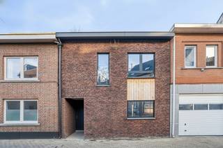 Casco nieuwbouwwoning met tuin in centrum van Hoegaarden. Deze nieuwbouwwoning in gesloten bebouwing onder het registratie recht bevindt zich in...