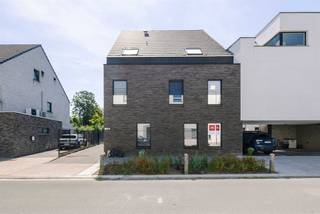 <h2><span>Vrasene - Recent gelijkvloers appartement met 1 slaapkamer en moderne afwerking</span></h2><p><span>Op zoek naar een instapklaar appartement op een rustige locatie? Dit recente gelijkvloerse appartement uit 2020 combineert hedendaags wooncomfort met een praktische indeling en een uitstekende bereikbaarheid. Gelegen in het centrum van Vrasene geniet u hier van een aangename woonomgeving, terwijl de E34 en omliggende gemeenten vlot bereikbaar zijn.</span></p><h3><span>Belangrijkste troeven:</span><span><br />- Recent gebouw (2020)<br />- Gelijkvloers appartement <br />- Ruime leefruimte met veel natuurlijke lichtinval <br />- Moderne keuken met kookeiland en alle comfort <br />- Rustige ligging in het centrum van Vrasene <br />- Vlotte verbinding naar de E34 </span></h3><h3><span>Indeling</span></h3><p><span>Via de inkomhal komt u terecht in de ruime en lichtrijke leefruimte met open keuken. De moderne keuken is uitgerust met een kookeiland en alle nodige toestellen, waardoor koken en gezellig samenzijn centraal staan. Aansluitend bevindt zich een praktische berging met extra opbergruimte.</span></p><p><span>Verder beschikt het appartement over een ruime slaapkamer en een verzorgde badkamer met inloopdouche, lavabo en toilet.</span></p><p><span>De ligging vormt een absolute troef. U woont in een rustige straat in het centrum van Vrasene, op wandelafstand van winkels, openbaar vervoer en andere dagelijkse voorzieningen. Dankzij de vlotte verbinding naar de E34 bereikt u bovendien omliggende gemeenten in een mum van tijd.</span></p><p><span>Een ideaal appartement voor starters, alleenstaanden of als investering, waar comfort, rust en een centrale ligging mooi samenkomen.</span></p><p><span>Richtprijs: €240.000</span></p>