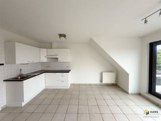 <p><span>Lichtrijk en gezellig appartement (50m²) met 1 slaapkamers, ruim terras NW &amp; kelder gelegen te Berchem </span></p><p><span>Verdieping 3</span></p><p><span>(GEEN LIFT)</span></p><p><span>Indeling: </span></p><p><span>- leefruimte met open keuken op tegels (23m²)</span></p><p><span>- keuken voorzien van nieuw elektrisch vuur en dampkap</span></p><p><span>- slaapkamer (14m²)</span></p><p><span>- badkamer met douchecabine, wc, lavabo en aansluiting wasmachine-droogkast (9m²)</span></p><p><span>- terras noordwest (20m²)</span></p><p><span>- aparte kelderberging (2.6m²)</span></p><p><span><br /><br /></span></p><p><span>EXTRA: VASTE KOSTEN €10/maand (minuterie) gas, elektriciteit en watermeters apart, GEEN LIFT!</span></p><p><span> </span></p>