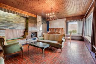 Op een uiterst landelijke ligging, in de rustige straat Langstraat te Geel vinden we deze unieke laagbouwwoning in een prachtige groene omgeving terug. Ondanks deze rustige ligging genieten we toch van een vlotte verbinding met de omliggende gemeenten en verschillende faciliteiten.<br /><br />Beschrijving:<br />De praktisch ingedeelde woning betreden we via de inkomhal om vervolgens terecht te komen in de leef- en eetruimte. Aanpalend vinden we de keuken en koele berging terug. Via de nachthal, bereikbaar via inkomhal en keuken, komen we bij 4 volwaardige slaapkamers en een badkamer. Tot slot werd deze woonst nog voorzien van een ruime wasplaats met aparte toiletruimte en een inpandige garage. <br /><br />Vanuit de keuken bereiken we een gezellige veranda met daarnaast de zuid georiënteerde zij-tuin. Dankzij de omliggende weilanden en het aanwezige groen is het hier heerlijk vertoeven. Als extra troef beschikken de achterliggende weilanden over een achteringang via een servitudeweg. Er bestaat de mogelijkheid om minder percelen aan te kopen, met een minimum van 5.155 m². Hiervoor bedraagt de vraagprijs 499.000 euro.<br /><br />Achter de woning bevindt zich een grote opslag-/werkplaats van 60m², voorheen gebruikt als stal. Naast de opslagplaats is er nog een zeer ruime garagebox. Beide bijgebouwen bieden veel mogelijkheden en stockageruimte.<br /><br />Extra:<br />- Prachtig uitgestrekt zicht over meer dan 2 ha. weilanden<br />- Veel parkeermogelijkheden<br />- Landelijke ligging<br /><br />Voor meer info of een bezoek contacteer ons via info@vastengoed.be of via 014/72 73 74.<br /><br />Wenst u een gratis schatting van uw eigendom? Contacteer ons vrijblijvend voor een afspraak!