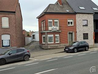 Gelegen in het centrum van Moerbeke, op wandelafstand van station, lagere school en winkels stellen wij u deze 3-gevelwoning voor met atelier...
