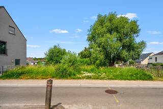 <p>Dit bouwperceel van 5a 52ca is gelegen in een uiterst rustige en kindvriendelijke woonwijk op een toplocatie in Herzele. Het perceel is geschikt voor open bebouwing en biedt de ideale combinatie van een aangename woonomgeving en een vlotte bereikbaarheid van voorzieningen. Bent u op zoek naar de perfecte locatie om uw droomwoning te realiseren? Contacteer Charlotte van IMMO TROEF via 052 52 52 00 of info@immotroef.be.</p>