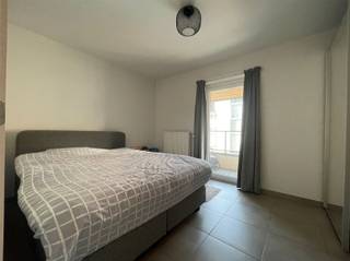 *** BOOK YOUR APPOINTMENT ONLINE AT www.immodeprins.be ***Centrally located apartment near the station with car parking. The apartment includes...