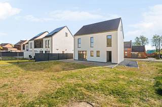 🏡 CREËER DE WONING VAN UW DROMEN – VRIJSTAANDE WONING MET TERRAS & TUIN!Bent u op zoek naar een project waarbij u het interieur volledig naar uw eigen smaak kunt inrichten? Deze vrijstaande woning in gesloten ruwbouw is een zeldzame opportuniteit.Met haar mooie volumes, terras en tuin biedt deze woning een ideale leefomgeving, terwijl u volledige vrijheid behoudt om de binnenafwerking en indeling naar wens te realiseren.✨ IndelingGelijkvloers:InkomhalRuime en lichtrijke woonkamerKeukenruimte naar eigen smaak in te richtenAparte wasruimteGarage met rechtstreekse toegang tot de tuinEerste verdieping:3 slaapkamers, waarvan één met dressingBadkamerApart toiletTweede verdieping:Mogelijkheid tot 2 extra slaapkamers of een polyvalente ruimte🌿 BuitenruimtesMooi terras om van zonnige dagen te genietenMooie tuin die ruimte en rust biedt⚙️ Technische troeven✔ Kwalitatieve PVC-ramen met dubbele beglazing, Belgische makelij✔ Aansluiting op de riolering✔ Regenwaterput van 10.000 L✔ Voorzien voor de installatie van een warmtepomp✔ Moderne technieken reeds voorzien✔ Gezonde structuur = ideale basis voor een gepersonaliseerd project🔥 Sterke puntenVrijstaande woning, zeldzaam op de marktTot 5 slaapkamers mogelijkTerras + tuinAparte wasruimteProject 100% aanpasbaar naar eigen wensenGericht op energiebesparing en modern comfort📍 LiggingGelegen in Beloeil, in een aangename omgeving, dicht bij voorzieningen en belangrijke verbindingswegen.💥 Een woning met sterk potentieel, buitenruimte en een moderne visie — een opportuniteit die u snel moet grijpen!📞 Contacteer ons nu voor een bezoek:Sébastien0496 12 04 46sebastien@immobeguin.be