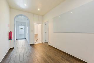 <p><strong>ENKEL BEZOEK MOGELIJK DOOR ONDERSTAANDE LINK VOLLEDIG EN CORRECT IN TE VULLEN:</strong><br />https://mijnhuurprofiel.be/property/926aebb2-b96e-428e-add4-251c001e53f5<br /><br />Aan de Koningin Astridlaan in Sint-Niklaas bevindt zich deze verzorgde kantoorruimte van 129m² op een gunstige en vlot bereikbare locatie, op wandelafstand van het centrum en het station. Het pand werd vroeger gebruikt als notariskantoor en leent zich perfect voor gelijkaardige activiteiten of andere vrije beroepen zoals advocaten, boekhouders, consultants of verzekeringskantoren.<br /><br />Indeling: <br />GLV: bestaat uit een onthaal- of wachtruimte, verschillende afzonderlijke burelen en vergaderruimtes, een keukenhoek, sanitair en een archiefruimte. De ruimtes zijn functioneel ingericht en bieden een rustige, professionele werkomgeving.<br /><br />Beschikbaarheid: 1/11/2025. <br />Onroerende voorheffing: ten laste van de huurder. <br /><br />Contacteer ons vandaag nog voor een bezichtiging en laat u overtuigen door de uitstraling en mogelijkheden van dit handelspand.</p>

<p> </p>