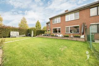 <p><span>Zeer degelijke en instapklare woning op een rustige locatie te Kessel-Lo</span></p><p><span> </span></p><p><span>Deze verzorgde halfopen bebouwing (143m² volgens EPC) is gelegen in een rustige woonwijk aan 'Op de Vliet' en heeft een uitstekende ligging vlak aan de voet van de Kesselberg. Zo zijn alle voorzieningen binnen handbereik: winkels, scholen, het provinciaal domein, Leuven (Station), oprit E314... Een zeer interessante locatie dus!</span></p><p><span> </span></p><p><span>Het pand werd gebouwd in 1986 en werd steeds prima onderhouden en opgefrist waar nodig. Zo werden o.a. de ramen, toegangspoort van de garage en verwarmingsketel reeds vernieuwd.</span></p><p><span> </span></p><p><span>De woning beschikt op de gelijkvloerse verdieping over een ruime inkomhal met gastentoilet en berging. De omvangrijke leefruimte is zeer ruim en heeft een goede aansluiting met de volledig geïnstalleerde keuken dewelke uitkijkt op de aangelegde en omheinde achtertuin.</span></p><p><span>De tuin is zowel bereikbaar via de keuken als een zijpad. Zeer handig voor eventueel fietsen, vuilbakken etc. achteraan te plaatsen. Ook is hier een tuinhuis aanwezig.</span></p><p><span>Op de bovenverdieping vinden we maar liefst 4 ruime slaapkamers terug en een badkamer met ligbad, wastafel en extra toilet. Bijkomend zijn er nog opbergmogelijkheden op de zolder.</span></p><p><span> </span></p><p><span>Een extra troef is de inpandige garage met automatische poort en ruime oprit. Zo kan u eenvoudig uw wagen binnen of buiten veilig parkeren.</span></p><p><span> </span></p><p><span>Dankzij het energielabel D (341kWh/m² jaar) is er geen renovatieplicht van toepassing. Het bijkomend plaatsen van dakisolatie zou de energiescore enorm verbeteren.</span></p><p><span>De woning is asbestveilig. De elektrische installatie niet conform.</span></p><p><span>Het pand werd tot op heden verhuurd maar zal vrij van gebruik zijn bij de akte.</span></p><p><span> </span></p><p><span>Kortom, het ideale pand voor wie op zoek is naar een woning zonder zorgen gelegen op een uitstekende locatie te Kessel-Lo!</span></p><p><span> </span></p><p><span>Meer info? Vraag snel je bezoek aan via <span>info@immolivit.be</span></span><span> of 016 13 31 15.</span></p><p><span> </span></p>