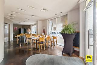 <p><span>Handelspand met hoekligging en hoge visibiliteit op toplocatie te Berchem</span></p><p><span>Op de levendige Grotesteenweg, één van de belangrijkste verbindingsaders van Berchem, vinden we dit handelspand met uitzonderlijke zichtbaarheid dankzij de strategische hoekligging en grote raampartijen die zorgen voor een overvloed aan natuurlijk licht. De ligging is bovendien uitstekend: vlakbij het stadscentrum, het atheneum van Berchem, belangrijke invalswegen, de autosnelweg en het station van Berchem - ideaal voor wie vlot bereikbaar wil zijn.</span></p><p><span> </span></p><p><span>Indeling</span></p><p><span>Het gelijkvloers omvat een verbruiksruimte met toog en zitgedeelte, een ingerichte keuken en een sanitaire blok. De ruimte is vandaag ingericht als traiteur / broodjeszaak / catering, maar biedt tal van mogelijkheden voor andere doeleinden zoals kantoor, winkelruimte of showroom.</span></p><p><span> </span></p><p><span>Via een vaste trap is er een rechtstreekse toegang naar de kelderverdieping, die momenteel dienstdoet als ruim werkatelier, bergruimte en verbinding heeft met de parkeergarage. </span></p><p><span> </span></p><p><span>Ondergronds bevinden zich drie privatieve autostaanplaatsen. Momenteel zijn er twee van deze parkeerplaatsen afgesloten en geïntegreerd in de kelderruimte, welke mee inbegrepen zijn. De derde autostaanplaats kan mee worden aangekocht aan 10.000 euro.</span></p><p><span> </span></p><p><span>Overname handelsfonds</span></p><p><span>De mogelijkheid bestaat eveneens om het handelsfonds over te nemen.</span></p><p><span> </span></p><p><span>Extra troeven</span></p><p><span>- Uitstekende hoekligging met maximale visibiliteit</span></p><p><span>- Grote raampartijen en veel lichtinval</span></p><p><span>- Geschikt voor diverse handelsactiviteiten (traiteur, kantoor, winkel, praktijk, showroom, )</span></p><p><span>- Rechtstreekse toegang van handelsruimte naar kelder en parkeergedeelte</span></p><p><span>- Drie privatieve parkings, waarvan twee momenteel mee geïntegreerd zijn in de kelder</span></p><p><span>- Vlotte bereikbaarheid via invalswegen, openbaar vervoer en Berchem station</span></p><p><span>- 135 m² cfr. EPC</span></p><p><span> </span></p><p><span>Dit pand biedt dankzij zijn ligging, indeling en zichtbaarheid een unieke opportuniteit voor ondernemers die hun zaak willen vestigen op een commerciële toplocatie in Berchem.</span></p><p><span> </span></p>