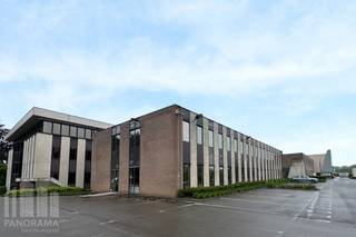 This office space with a total surface area of 1,470 m², including 607 m² of storage space, is ideal for companies looking for a strategically located and flexible working environment. Thanks to its location near the E40, the Brussels Ring R0 and the A201 towards Brussels Airport, the building benefits from excellent accessibility, while the airport is only 5 km away.<br /><br />The building offers spacious storage areas ranging from 607 m² to 2,957 m², combined with office spaces ranging from 227 m² to 3,717 m². It is ideal for companies requiring an efficient combination of logistics, flexibility, and a professional working environment.<br /><br />The office areas provide a bright and efficient working environment with large windows ensuring abundant natural light. The suspended ceiling is equipped with integrated LED lighting, ventilation, and an HVAC system with air distribution for optimal air circulation. The flexible layout makes it easy to create both open-plan workspaces and enclosed meeting rooms.<br />The various units can also be flexibly combined with warehouse spaces, allowing the building to adapt seamlessly to a wide range of business needs.<br /><br />The warehouse has a clear height of 8.5 m and is ideally suited for logistics or industrial activities. The first warehouse is currently fitted out with lowered ceilings, internal partitions, and additional facilities, but can easily be converted back into a classic open warehouse layout.<br /><br />The site provides 67 parking spaces for staff and visitors, further enhancing accessibility. The entire complex is immediately available and represents an ideal solution for companies looking to grow in a location with maximum visibility and accessibility.<br /><br />For additional information, specifications, plans, or a non-binding site visit, you can contact PANORAMA B2B at <strong>0477 09 00 09</strong>