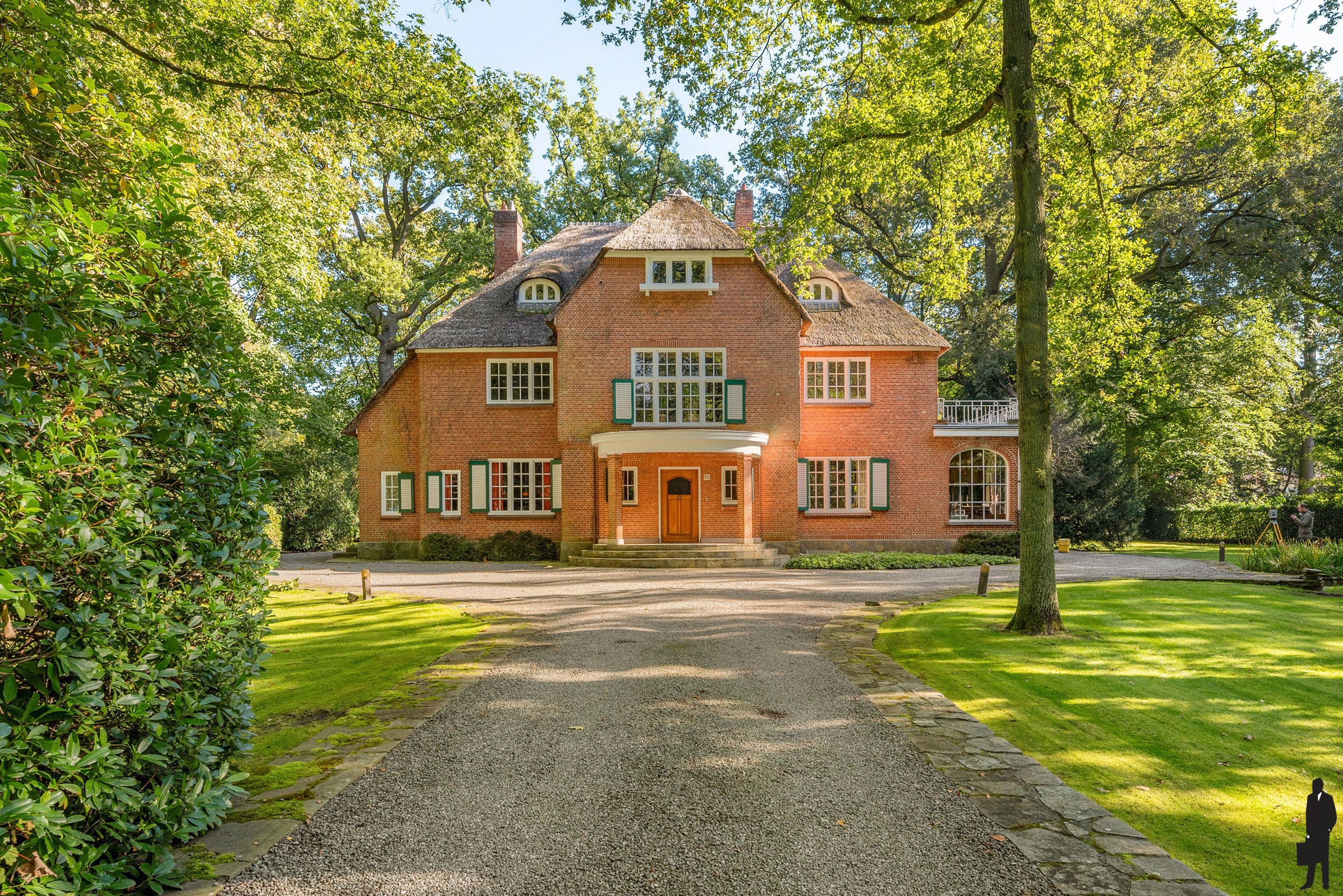 In Vriesdonk, rietgedekte karaktervolle villa met authentieke elementen, prachtige parktuin, hoge plafonds en veel verbouwingspotentieel!  Grondoppervlakte  is ca. 9127m². - foto 1
