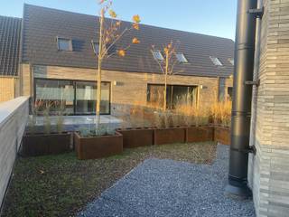 In het centrum van Retie werd zopas het gloednieuw appartementsgebouw Bakker Jan opgetrokken. Dit stijlvolle gebouw is uiterst energiezuinig en wordt verwarmd met de warmte uit de bakkerij onderin.<br /><br />Het appartement is gelegen op de 1e verdieping en is bereikbaar met een lift. Het appartement is afgewerkt met kwaliteitsvolle materialen.<br /><br />Indeling:<br />Inkomhal, living met open keuken (incl toestellen), aansluitend deels overdekt terras én een 2e terras met zicht op de daktuin, gastentoilet, badkamer met inloopdouche en lavabo, grote vestiairekast, 2 slaapkamers waarvan 1 met ingemaakte dressing. Beide slaapkamers hebben toegang naar het terras achteraan.<br /><br />Bij het appartement hoort een afgesloten kelderberging en ondergrondse staanplaats.<br /><br />Huurprijs bedraagt 950 euro per maand. De gemeenschappelijke kosten bedragen 50 euro per maand. Voor verwarming en koeling is er een maandelijkse last van 50 euro, voor water 20 euro.