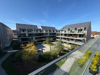 <strong>Ontdek deze aangename, instapklare woning in de Recolettenstraat 9 te Nieuwpoort!</strong><br /><br />Charmante en instapklare duplex-appartement gelegen in het hart van Nieuwpoort, met tal van praktische voorzieningen. De woning is volledig voorzien van parketvloeren, wat zorgt voor een warme en tijdloze uitstraling. Op het gelijkvloers van het appartement bevindt zich een ruime badkamer, volledig aangepast voor rolstoelgebruikers, evenals een grote slaapkamer met voldoende lichtinval. De aangename leefruimte sluit naadloos aan op de keuken en eethoek, wat een open en gezellige indeling creëert.<br />Op de verdieping is er de mogelijkheid om een extra ruime kamer in te richten — ideaal als tweede slaapkamer, hobbyruimte of bureau.<br />Een perfect onderhouden woning die comfort en toegankelijkheid combineert, op een uitstekende locatie nabij winkels, openbaar vervoer en de kust.
<ul>
	<li>Berging </li>
	<li>Ondergrondse staanplaats </li>
	<li>Bed (nieuw matras) en dressingkast blijven staan </li>
	<li>EPC A !!</li>
</ul>
<br />Een ideale woning voor wie comfort, toegankelijkheid en stijl weet te waarderen.<br />📞 Neem gerust contact op voor meer informatie of een bezoek!<br />056 61 11 11 - waregem@demeester.be<br /> 