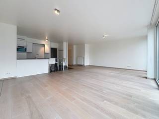 <p>Prachtig <strong>recent appartement</strong> (ca.114 m²) op de 2de verdieping met ruim terras, gelegen nabij het <strong>centrum</strong> van Brasschaat, mooie wandeling naar het Park van Brasschaat via de Bloemenlei.<br /><br /><strong>Indeling</strong>: inkomhall op parket met gastentoilet, ruime living op parket met open volledig ingerichte keuken op blauwe steen (voorzien van Miele toestellen: ijskast, kookplaat, combi-micro-oven, vaatwasmachine, dampkap), aanpalende berging met aansluiting voor wasapparatuur, douchekamer met ruime instapdouche en lavabo, hoofdslaapkamer op parket met aanpalende badkamer met ligbad, dubbele lavabo en toilet, 2de slaapkamer op parket, beiden met toegang tot het overdekt terras.<br /><br /><strong>Bijzonderheden:</strong></p>
<ul>
<li>CV op gas.</li>
<li>Ondergrondse autostaanplaats en kelder inbegrepen.</li>
<li>Lift.</li>
<li>Maandelijkse servicekosten: ca. € 140 euro/maand.</li>
<li>Beschikbaar.</li>
</ul>