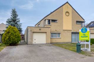 <span><span><strong>Ruime gezinswoning met 4 slaapkamers en inpandige garage gelegen in prachtige groenzone.<br /></strong></span></span>
<p><span>Via de inkomhal betreedt u de woning, waar zich meteen een apart gastentoilet bevindt. Vanuit deze hal is er tevens een praktische doorsteek naar de inpandige garage, die ruim voldoende plaats biedt voor een wagen, fietsen en extra opslag. Aansluitingen voor een wasmachine zijn hier eveneens voorzien.</span></p>
<p><span>De inkomhal geeft verder toegang tot de centrale gang van de gelijkvloerse verdieping, die een vlotte verbinding vormt tussen de verschillende leefruimtes. Zo komt u in de open leefruimte, waar de eetkamer geniet van een aangename lichtinval en een mooi zicht biedt op de noordwest georiënteerde tuin met terras en tuinberging.</span></p>
<p><span>Aansluitend bevindt zich de keuken, die functioneel is ingericht en grenst aan een handige voorraadberging.</span></p>
<p><span>Verder beschikt de woning over een aparte ruimte met de trap naar de eerste verdieping. Op deze verdieping bevinden zich twee volwaardige slaapkamers. De badkamer is uitgerust met een badkamermeubel met dubbele wastafel, een ligbad met douchearmatuur en een apart toilet.</span></p>
<p><span>De overloop verbindt alle ruimtes op een logische manier en biedt tevens toegang tot een vaste trap naar de tweede verdieping. Hier vindt u nog twee bijkomende slaapkamers, evenals een extra bergruimte met de cv-installatie.</span></p>