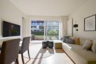Volledig gerenoveerd hoek-appartement met een ruim zuid gericht terras gelegen aan de Zeedijk in het Zoute. Indeling: Inkom met gastentoilet. Vestiaire. Lichtrijke leefruimte uitgevend op het terras. Vanop het terras voorzien van een zonnetent kan men genieten van zeezicht. Volledig geïnstalleerde open keuken voorzien van alle comfort. Aparte berging voorzien voor het plaatsen van een wasmachine. Masterbedroom voorzien van ingemaakte kasten. Tweede slaapkamer met ingemaakte kasten. Douchekamer. Privatieve kelder en gemeenschappelijke fietsenberging. Mogelijkheid tot aankoop van een autostaanplaats in de residentie. Ideale pied-à-terre.