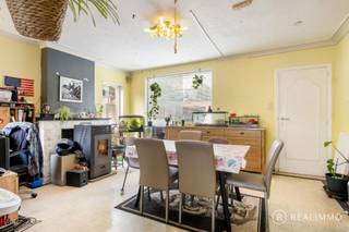 Deze op te frissen halfopen bebouwing is gelegen op<strong> een ruim perceel van 654 m²</strong> en biedt dankzij zijn ligging, indeling en tuin heel wat mogelijkheden. De woning bevindt zich op de rand van Waregem, op fietsafstand van het centrum en met een vlotte verbinding naar de belangrijkste invalswegen, Kruisem en de E17.<br /><br /><strong>Ligging</strong><br />Een ideale combinatie van<strong> rust, ruimte en bereikbaarheid</strong>. Het centrum van Waregem is gemakkelijk per fiets bereikbaar, terwijl de nabijgelegen verbindingswegen zorgen voor een snelle aansluiting richting omliggende gemeenten en de E17.<br /><br /><strong>Indeling</strong><br />Via de inkomhal kom je in de <strong>lichtrijke leefruimte</strong>, met aansluitend een aparte eetkamer. De vernieuwde Dovy-keuken sluit hier mooi op aan. Daarnaast bevindt zich de badkamer met toilet, die nog gerenoveerd dient te worden.<br />Verder beschikt de woning over een droge kelder. Op de verdieping zijn er twee ruime slaapkamers en een kleinere slaapkamer. De zolder, bereikbaar via een vaste trap, is momenteel ingericht als extra slaapkamer en biedt bijkomende mogelijkheden.<br />Buiten beschikt de woning over een afgesloten koer en een bijzonder ruime tuin. <strong>De aparte oprit leidt naar de garage</strong>.<br /><br /><strong>Technisch</strong><br />De woning wordt verwarmd met pelletkachels. Het EPC bedraagt 437 kWh/m² (label E). <strong>De ramen werden recent vernieuwd</strong>.<br />De woning is beschikbaar na opzeg van de huidige huurders.<br /><br /><strong>Troeven</strong>
<ul>
	<li>Perceel van 654 m²</li>
	<li>Zeer ruime tuin</li>
	<li>3 slaapkamers + ingerichte zolderkamer</li>
	<li>Recent vernieuwde ramen</li>
	<li>Garage met aparte oprit</li>
	<li>Centrum Waregem op fietsafstand</li>
	<li>Vlotte verbinding naar E17 en belangrijke invalswegen</li>
</ul>
<br /><strong>Contact</strong><br /><strong>Benieuwd naar de mogelijkheden</strong> van deze woning? Plan dan zeker een bezoek!<br />Voor meer informatie of een bezoek kan je contact opnemen met Cedrik via 0472 66 56 64 of cedrik@real-immo.be.