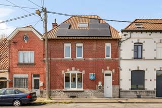Perfect gelegen tussen stad en platteland, op enkele minuten van Doornik en alle voorzieningen, bestaat deze mooie woning, gebouwd op een perceel...
