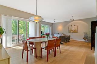 Instapklaar appartement met twee terrassen en garageboxOp zoek naar een stijlvol appartement met veel comfort en een uitstekende ligging? Dit...