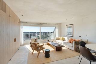 Prachtig duplex penthouse met 3 slaapkamers, genietend van een magnifiek zongericht terras met panoramisch uitzicht, ideaal gelegen in de residentie Martinique, een exclusief gebouw in het hart van het Zoute, met de winkels, restaurants en het strand allemaal op korte loopafstand.<br /><br />Indeling : <br />Een zonovergoten living die uitgeeft op het ruime terras, waardoor u kunt genieten van de zon en het prachtige uitzicht op de omgeving. Of u nu wilt ontspannen in de zon of dineren onder de sterren, dit terras biedt de perfecte setting voor elke gelegenheid.<br />Een volledig uitgerust open keuken met ontbijthoek en aanpalend een eetplaats. Een praktische bijkeuken/wasplaats.<br />Meerdere ingemaakte kasten. Gastentoilet.<br />Op de eerste verdieping : een lichtrijke nachthal geeft toegang tot 3 mooie volwaardige slaapkamers en 3 badkamers, waarvan 2 met douche en 1 met ligbad. Apart toilet op de nachthal.<br /><br />Grote privé kelder.<br />Mogelijkheid tot overname huur van een garagebox in de Residentie Val Riant. <br /><br />Of u nu op zoek bent naar een vakantiehuis of een permanente residentie, deze penthouse biedt de ultieme combinatie van comfort, stijl en locatie. Met zijn hoogwaardige renovaties door Nathalie Deboel en uitstekende oriëntatie, is deze penthouse een unieke kans om te genieten van het beste dat Knokke te bieden heeft.<br /><br />Contacteer ons voor een bezoek!