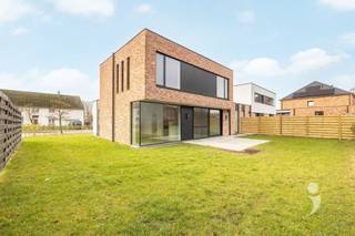 Beautiful newly built house in Houwaart Discover this beautifully finished new construction home located in the center of Houwaart. The year of...