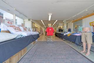 Bent u op zoek naar een commerciële toplocatie of een waardevolle vastgoedinvestering aan de kust? Dit uitzonderlijke handelspand van 150 m² in Residentie Monaco (bouwjaar 1980) ligt op een absolute A-locatie: pal recht tegenover SILT, het kloppende hart van Middelkerke. Hier bent u verzekerd van maximale visibiliteit en een constante stroom van passanten, het hele jaar door.<br /><br />Het pand beschikt over een brede etalage met fantastische lichtinval en biedt de unieke mogelijkheid tot het uitstallen van goederen of een terras op de Zeedijk. Daarnaast is er een zeer grote privékelder aanwezig, ideaal voor stockbeheer en extra voorraad, waardoor de winkelvloer optimaal benut kan worden.<br /><br />Een grote troef is de mogelijkheid tot het vestigen van een domicilie aan de achterzijde. Dit maakt het pand perfect voor een uitbater die wonen en werken wil combineren, of als extra meerwaarde voor investeerders naar verhuur toe.<br /><br />Het pand wordt momenteel succesvol uitgebaat als pop-up, maar is volledig vrij bij akte. Of u nu droomt van een exclusieve retailzaak, een stijlvol kantoor of een vrij beroep; deze locatie biedt eindeloze mogelijkheden.<br /><br />Grijp deze zeldzame kans op de vernieuwde Zeedijk.<br /><br /> Contacteer ons vandaag nog voor meer informatie of een bezoek ter plaatse! <br /><br />Bestuursmaatregelen in het maatregelenregister: nee
