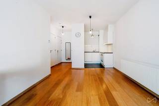 <p>Tel : 0456 87 27 16 / E-mail : juliana.t@weinvest.be</p>
<p>We Invest is trots om u dit prachtige 1-slaapkamerappartement aan te bieden, gelegen in een gebouw met lift, op 10 Place Jean Jacobs. Het bestaat uit een ruime inkomhal, een apart toilet, een volledig uitgeruste open keuken die aansluit op de leefruimte, een slaapkamer van 10 m² met aangrenzende badkamer, evenals een balkon.</p>
<p>Optioneel is er een parkeerplaats beschikbaar, die aan uw huur kan worden toegevoegd tegen een extra maandelijkse vergoeding.</p>
<p>Het appartement geniet van een uitzonderlijke ligging, op slechts enkele stappen van de Louizalaan en het Poelaertplein. U bevindt zich ook in de onmiddellijke nabijheid van de Zavel, een iconische wijk van Brussel, bekend om zijn antiquairs, kunstgalerijen en gastronomische adressen. De omgeving biedt vlotte toegang tot het openbaar vervoer (tram en metro Louise), tal van kwaliteitswinkels, evenals trendy restaurants en cafés.<br /><br />Kosten: €180/maand (provisie voor het onderhoud van de gemeenschappelijke delen)<br />EPC: E</p>
<p>Onmiddellijk beschikbaar! 3-jarig huurcontract!</p>
<p>Niet te missen! Voor meer exclusieve panden, bezoek www.weinvest.be!</p>