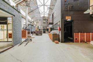 Situation<br /><br />Situé dans un emplacement de premier choix, à la sortie de Gand Centre, cet immeuble commercial bénéficie d'une excellente visibilité et d'une grande accessibilité. Grâce à son emplacement le long de l'une des principales voies d'accès à Gand, il constitue un point d'ancrage idéal pour les entreprises qui souhaitent offrir une visibilité maximale à leurs clients et visiteurs.<br /><br />Bâtiment<br /><br />Ce bâtiment de caractère est situé sur un terrain de 700 m² et dispose d’une surface brute au sol d’environ 1 000 m². <br />Son architecture historique et son charme authentique confèrent au bâtiment une identité unique. <br />Il est actuellement aménagé en un seul et vaste espace commercial avec des volumes ouverts, plusieurs niveaux et une abondance de lumière naturelle, ce qui crée un environnement de travail agréable et inspirant. À l’avant, il est en outre possible de créer deux entités commerciales supplémentaires, ce qui offre une flexibilité accrue et un potentiel de location supplémentaire.<br /><br />Possibilités<br /><br />Les surfaces généreuses et l’agencement flexible rendent le bien adapté à de nombreuses utilisations, notamment un showroom, un magasin, des bureaux, un espace de travail créatif ou une combinaison de différentes fonctions. <br />Sous réserve de l'obtention des autorisations d'urbanisme nécessaires en cas de changement d'affectation, le bâtiment peut être entièrement adapté aux besoins du futur propriétaire ou investisseur. <br /><br />Une opportunité unique pour ceux qui recherchent un local commercial de caractère, prestigieux et doté d'un potentiel exceptionnel.