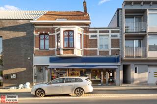 Bent u op zoek naar een zorgeloze en renderende investering op een absolute toplocatie?<br />Dit commerciële gelijkvloers, gelegen in het bruisende hart van Scherpenheuvel aan de Basilieklaan 41, biedt u een unieke kans. Het pand wordt verkocht als investeringseigendom: de bekende Leonidas-winkel is hier reeds jarenlang gevestigd en zal het pand blijven huren. Een stabiel rendement van bijna 6% bruto is mogelijk.<br /><br />Dit handelspand van circa 106 m² verkeert in uitstekende staat na een grondige renovatie in 2011. Ook op technisch vlak is het pand toekomstbestendig: met een gunstig EPC-label C, een condenserende gasketel én een airco geniet de huurder van een optimaal comfort. Het gebouw is bovendien volledig asbestveilig verklaard. Je koopt hier dus een instapklaar en kwalitatieve eigendom op een strategische locatie met een bewezen commercieel succes.<br /><br /><strong><u>INDELING:</u></strong><br /><strong>Gelijkvloers:</strong> winkelruimte, keuken, toilet en 2 extra ruimtes<br /><br />Ervaar zelf de vele voordelen van deze woning tijdens een persoonlijke rondleiding.<br />Maak vandaag nog je afspraak.<br />Mail naar info@immopersyn.be of bel 013 444 008.