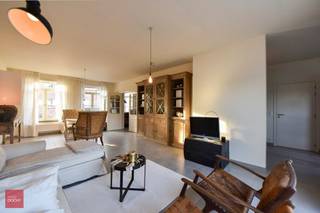 Uitermate sfeervolle stadswoning bestaande uit een inkomhall, living, keuken, 3 slaapkamers, 2 badkamers, zolderkamer, garage, tuin.