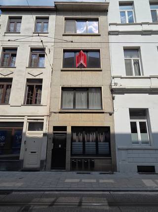 <div><strong>Stijlvolle en Instapklare Studio op Toplocatie in Hartje Antwerpen.</strong></div>
<div><span>Bent u op zoek naar een <strong>slimme investering</strong> of de ideale verblijfplaats voor een student in het bruisende centrum van Antwerpen? Zoek niet verder! Deze modern afgewerkte studio aan de Lange Nieuwstraat 141 biedt de perfecte combinatie van comfort, stijl en een onklopbare locatie.</span></div>
<div></div>
<div>Hoogtepunten van de Studio:</div>
<ul>
<li><span><strong>Slimme Indeling:</strong><span> </span>Dankzij de strategische plaatsing van een<span> </span><strong>hoogwaardige hoogslaper</strong><span> </span>wordt de bewoonbare oppervlakte optimaal benut. Onder het bed is ruimte gecreëerd voor een functionele werkplek en extra opbergruimte.</span></li>
<li><span><strong>Licht &amp; Ruimte:</strong><span> </span>De studio geniet van een aangename lichtinval en een open gevoel. De witte muren in contrast met de zwarte accentwand van de keuken zorgen voor een eigentijdse, loft-achtige uitstraling.</span></li>
<li><span><strong>Volledig Uitgerust:</strong><span> </span>Voorzien van een eigen, moderne kitchenette met kookplaat en combi-oven. De cozy badkamer is uitgerust met een eigen douche en toilet voor optimaal comfort.</span></li>
<li><span><strong>Buitenruimte:</strong><span> </span>De studio beschikt over toegang tot een gezellig terras/buitenruimte, een zeldzame troef in de binnenstad.</span></li>
</ul>
<div></div>
<div>Toplocatie: Lange Nieuwstraat 141, 2de verdieping</div>
<div>Gelegen in de felbegeerde<span> </span><strong>studentenbuurt</strong><span> </span>rond de Stadscampus van de Universiteit Antwerpen en de nieuwe <strong>KdG hogeschool</strong> om de hoek.</div>
<ul>
<li><span><strong>Alles binnen handbereik:</strong><span> </span>Op wandelafstand van de Meir, de Sint-Jacobskerk en talloze hippe koffiebars en restaurants.</span></li>
<li><span><strong>Uitstekende bereikbaarheid:</strong><span> </span>Vlotte verbinding met het openbaar vervoer en op korte afstand van Antwerpen-Centraal.<br /></span></li>
<li><strong><span>Op de tweede verdieping: </span></strong><span>Inpandig gelegen en dus energetisch interessant. Dankzij de tweede verdieping ook rust gelegen met meer licht inval.</span></li>
<li><strong><span>Extra troef:</span></strong><span> De straat wordt momenteel volledig vernieuwd met het openbaarvervoer voor de deur en wordt midden 2026 volledig gebruiksklaar verwacht!</span></li>
</ul>
<div></div>
<div>Waarom investeren?</div>
<div>Deze studio maakt deel uit van een charmant pand dat zeer geliefd is bij studenten. Met een gemiddelde huurprijs voor studio's in Antwerpen rond de €650 (exclusief kosten) biedt dit object een<span> </span><strong>solide rendement</strong>. Bovendien zijn studentenverblijven onder bepaalde voorwaarden vrijgesteld van de belasting op tweede verblijven.</div>
<div><strong>Grijp deze kans en plan vandaag nog uw bezoek aan deze parel in het hart van de stad!<br /><br /></strong><span>Voor meer info of een afspraak ter plaatse contacteer Wim via wim@reds.be of +32 484 22 07 40</span><strong><br /></strong></div>