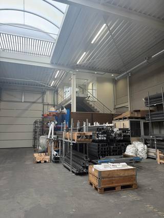 <strong>KMO Park Gate 7</strong><br /><br />Op zoek naar een representatieve bedrijfsruimte op een vlot bereikbare locatie? Deze recente KMO-unit in <strong>KMO Park Gate 7</strong> combineert een ruim magazijn met moderne kantoorruimte en beschikt over maar liefst <strong>8 privatieve parkeerplaatsen</strong> vlak voor de unit.<br /><br /><strong>Indeling</strong>
<ul>
<li><span>Magazijn: <strong>723 m²</strong></span></li>
<li><span>Kantoren: <strong>127 m²</strong></span></li>
<li><span><strong>8 privatieve parkeerplaatsen</strong></span></li>
</ul>
<strong>Financieel</strong>
<ul>
<li><span><strong>Huurprijs:</strong> € 7.350 per maand (excl. btw)</span></li>
<li><span><strong>Gemeenschappelijke lasten:</strong> € 950 per kwartaal (excl. btw)</span></li>
<li><span><strong>Onroerende voorheffing (2025):</strong> € 3.310/jaar</span></li>
</ul>
<strong>Beschikbaarheid</strong><br />Beschikbaar vanaf <strong>1 september 2026</strong>.<br /><br />Interesse in deze kwalitatieve bedrijfsunit? Neem vandaag nog contact op met <strong>City Immo Group</strong> voor meer informatie of een plaatsbezoek.