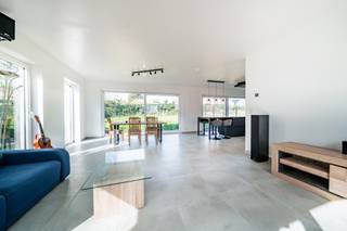 We Invest heeft het genoegen u deze prachtige volledig nieuwe bel-etage woning uit 2025 voor te stellen, met een totale oppervlakte van 240 m²...