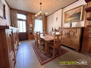 <p>Ontdek deze ruime gezinswoning in gesloten bebouwing met een aangelegde, zuidoost gerichte tuin, gunstig gelegen in het stadscentrum van Ninove. De te renoveren woning biedt een lichtrijke en grote leefruimte die aansluit op de open, hedendaagse en ingerichte keuken. Op de eerste verdieping bevinden zich twee grote slaapkamers van elk 15m². De zolder, bereikbaar via een vaste trap, biedt bijkomende mogelijkheden om extra slaapkamers of een hobbyruimte in te richten. De badkamer op het gelijkvloers is uitgerust met een ligbad, toilet en wastafel. Achteraan de woning vindt u de veranda als extra gezellige leefruimte, een verzorgde zuidoost gerichte tuin met terras en tuinhuis waar u optimaal geniet van de zon en de buitenruimte. Verder beschikt de woning over een praktische berging met wasplaats, hoogrendementsbeglazing (PVC) en decentrale verwarming (kachels) op aardgas. Parkeren kan in de straat, en via de achterzijde (Mallaardstraat) is er toegang tot het perceel, met de mogelijkheid om extra parkeerplaatsen op eigen terrein te creëren. De centrale ligging, op wandelafstand van winkels, scholen en openbaar vervoer, maakt deze woning bijzonder geschikt voor gezinnen die comfortabel en centraal willen wonen. Meer info? Contacteer ons 054/69.68.67.</p>