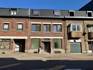 <p><span>Volledig gerenoveerde woning nabij het centrum van Maaseik!</span></p><p><span> </span></p><p><span>Ontdek deze instapklare en volledig gerenoveerde woning aan de Bosmolenlaan 8 te Maaseik. Deze charmante gesloten bebouwing werd in 2024-2025 van A tot Z vernieuwd en combineert modern wooncomfort met een uiterst gunstige ligging vlakbij het centrum van Maaseik en op korte afstand van de Nederlandse grens.</span></p><p><span> </span></p><p><span>Op het gelijkvloers bevindt zich een ruime inkomhal met gastentoilet en ruimte voor vestiaire. Aan de straatzijde ligt een praktische bureauruimte of eventueel extra slaapkamer, ideaal voor wie thuis werkt of gelijkvloers wil slapen. Verder is er een lichtrijke leefruimte met open keuken, volledig nieuw en voorzien van alle comfort, met directe toegang tot het terras. </span></p><p><span> </span></p><p><span>Via een charmant bruggetje over de Bosbeek bereik je de achtergelegen tuin, een bijzonder en sfeervol element dat zorgt voor een uniek karakter.</span></p><p><span> </span></p><p><span>De eerste verdieping biedt drie slaapkamers, een moderne badkamer met inloopdouche, een apart toilet en een extra berging die dienstdoet als technische ruimte.</span></p><p><span> </span></p><p><span>De zolderverdieping werd eveneens volledig afgewerkt en beschikt over een extra slaapkamer, een tweede badkamer met ligbad, wasmeubel en een derde toilet.</span></p><p><span> </span></p><p><span>Daarnaast is er ook een kelder aanwezig, ideaal als extra opslagruimte.</span></p><p><span> </span></p><p><span>Deze woning onderging een volledige totaalrenovatie in 2024-2025 waarbij werkelijk alles werd vernieuwd:</span></p><ul><li><span>Nieuwe PVC-ramen met dubbele beglazing</span></li><li><span>Volledig vernieuwd en geïsoleerd dak met dakramen</span></li><li><span>Nieuwe elektriciteits- en waterleidingen</span></li><li><span>Nieuwe vloeren doorheen de volledige woning</span></li><li><span>Splinternieuwe keuken voorzien van alle comfort</span></li><li><span>Twee volledig vernieuwde badkamers met bad, inloopdouche en in totaal drie toiletten</span></li><li><span>Elektriciteit conform</span></li><li><span>Verwarming op aardgas</span></li><li><span>EPC-score: 181 (B-label)</span></li><li><span>Asbestveilig</span></li><li><span>Voorgevel met karakter, achtergevel vernieuwd en voorzien van isolatie en crepi</span></li></ul><p><span>Woning wordt momenteel verhuurd aan €1.200/maand. Het huurcontract kan bij aankoop worden opgezegd.</span></p><p><span> </span></p><p><span>Wil je deze prachtige gerenoveerde woning zelf ontdekken?</span></p><p><span>Contacteer Robin van Jemar via 0484 35 73 08 of <span>robin@jemar.be</span></span><span> voor meer informatie of een bezoek ter plaatse.</span></p><p><span> </span></p>