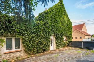 Charmante woning met 2 slaapkamers, tuin en parkeerplaats in Froyennes:Dit huis met twee gevels, gelegen in Froyennes, heeft een bewoonbare oppervlakte van 109 m² en biedt functionele ruimtes en mooie inrichtingsmogelijkheden.De begane grond bestaat uit een woonkamer met zithoek, een open, volledig ingerichte keuken en een badkamer met een ligbad en een wastafel. Een wasruimte met berging maakt deze verdieping compleet en biedt extra opbergruimte.Op de eerste verdieping geeft de overloop toegang tot twee slaapkamers van 13 m² en 7 m², evenals een tweede badkamer van 8 m², die momenteel nog moet worden ingericht.Buiten beschikt het huis over een tuin en meerdere parkeerplaatsen. Er rust een erfdienstbaarheid op het perceel.Technische gegevens: PVC/houten kozijnen met dubbele beglazing, centrale verwarming op gas met condensatieketel, aansluiting op de riolering en een regenwaterreservoir. EPC: F.Een huis met mooie inrichtingsmogelijkheden, ideaal als eerste aankoop of als investeringsproject in Froyennes.