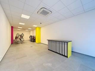 Centraal gelegen handelspand in recent gebouw met veel passage!<br /><br /><strong>INDELING:<br /><u><em>Gelijkvloers:</em></u></strong><br />Handelsruimte - kitchenette (o.a. met spoelbak, microgolfoven en frigo) - ruim toilet (met lavabo).<br /><br /><u><strong>Opmerkingen:</strong></u><br />- Recent gebouw!<br />- Onmiddellijk instapklaar.<br />- Airco aanwezig.<br /><br />De vermelde prijs is excl. onroerende voorheffing (forfait 1m) en gemene kosten (€50/m).<br /><br />Interessant gelegen handelspand in gebouw met UITSTRALING in het HARTJE van Roeselare! Zeer geschikt voor mensen met een vrij beroep, kappers, nagelstudio, boetiek ... Aarzel zeker niet om ons te contacteren voor verder info of een bezoek ter plaatse: 051/817.817 - info@centro.be.