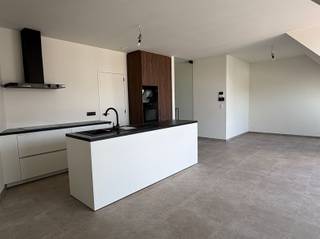 In het charmante Stekene bevindt zich dit instapklare en energiezuinige nieuwbouwappartement op de derde verdieping van een moderne residentie...