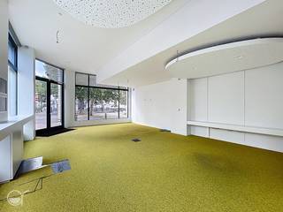 OPGELET: om dit pand te huren of bezichtigen vragen wij steeds eerst een virtueel bezoek te brengen aan het pand. Ga hiervoor naar www.rosseel.be en vul de referentie RE048 in in het veld ‘zoek’ bovenaan rechts. Kies dan ‘360°’. De website helpt je nu verder voor de volgende stappen.<br /><br />Ontdek dit strategisch gelegen handelspand op wandelafstand van het drukbezochte Sint-Pietersstation in Gent. Dankzij de uitstekende bereikbaarheid met openbaar vervoer, fiets en wagen, geniet deze locatie van een constante passage en visibiliteit. Ideaal voor een winkel, kantoor of dienstverlenende activiteit.<br /><br />De maandelijkse huurprijs bedraagt 2950 euro.<br />Het pand is onmiddellijk beschikbaar.