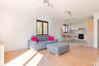 Dit instapklare appartement op de derde verdieping is ideaal voor wie op zoek is naar comfortabel en rustig wonen in Heverlee.<br /><br />Het appartement beschikt over één slaapkamer, een aangename leefruimte met airconditioning en een gezellig terras waar je in alle rust kan genieten van de buitenlucht. De badkamer en toilet zijn recent vernieuwd. Daarnaast is het volledig bemeubeld, waardoor je zonder zorgen kan verhuizen en je je meteen thuis voelt.<br /><br />In het gebouw is een lift aanwezig en ondergronds is er een fietsenstalling voorzien. Hoewel het appartement geen garage heeft, is er een gratis parkeerplaats beschikbaar buiten, vlak voor het gebouw. De ligging is een absolute troef: het appartement bevindt zich in een rustige omgeving, op wandelafstand van het station van Heverlee en nabij winkels en andere voorzieningen. Dankzij het gunstige EPC-label B woon je hier bovendien energiezuinig. Er is eveneens een grote gemeenschappelijke parking voorzien voor het gebouw.<br /><br />De maandelijkse huurprijs wordt aangevuld met een kost van €105/maand, waarin een provisie voor waterverbruik inbegrepen is.<br /><br />Een perfecte plek voor wie comfortabel, praktisch en rustig wil wonen op een toplocatie.<br /><br />Aarzel niet en neem contact op om een bezoek in te plannen!