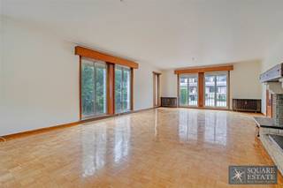 <p><span>Square Estate biedt u deze ruime eengezinswoning aan, ideaal gelegen aan de Romeinsesteenweg.</span></p><p><span> </span></p><p><span>Deze woning met 3 gevels biedt veel ruimte en is als volgt ingedeeld: </span></p><p><span> </span></p><p><span>Op de begane grond wordt u verwelkomd door een ruime hal die leidt naar een grote, lichte woonkamer. Een keukenruimte grenst aan de woonkamer en kan naar eigen smaak worden ingericht. Een ruime veranda verlengt de leefruimte en geeft toegang tot de grote tuin. Een apart toilet maakt deze verdieping compleet.</span></p><p><span> </span></p><p><span>Op de eerste verdieping beschikt het huis over een ouderslaapkamer met een eigen badkamer, uitgerust met een dubbele wastafel. Op deze verdieping bevinden zich ook drie andere slaapkamers en een tweede badkamer met douche. </span></p><p><span> </span></p><p><span>De kelder biedt tal van multifunctionele ruimtes met een groot inrichtingspotentieel. Vroeger bevonden zich hier een wijnkelder, een keuken en een speelkamer. Er is ook een apart toilet. </span></p><p><span>Deze ruimte zou perfect geschikt zijn voor een kantoor, een fitnessruimte, enz.</span></p><p><span> </span></p><p><span>Er is ook een gemakkelijk toegankelijke zolder, die nog meer opbergruimte biedt. </span></p><p><span>Bovendien maken een garage voor twee auto's en een parkeerplaats in de privéoprit het geheel compleet.</span></p><p><span> </span></p><p><span>De grote tuin met terras is ideaal om van de zon te genieten. </span></p><p><span> </span></p><p><span>Voor meer informatie of om een bezoek te plannen, kunt u contact met ons opnemen op 02/462.42.01 of via info@square-estate.be.</span></p>