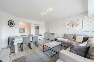Zeer centraal gelegen appartement met 2 slaapkamers te koop te Middelkerke, René Mouchottestraat 8. Het appartement werd reeds gerenoveerd en is volledig instapklaar. U geniet van een open zicht op het Mouchotteplein, tevens bevindt u zich op wandelafstand van de Zeedijk, winkels, horeca en het casino!<br /><br />Indeling:<br />- ruime inkomhall<br />- geïnstalleerde keuken voorzien van o.a. frigo, oven, kookplaat en dampkap<br />- lichtrijke leefruimte <br />- 2 ruime slaapkamers ( 13m² & 13m²)<br />- terras achteraan<br />- badkamer met douche <br />- apart toilet<br />- kelderberging <br /><br />Troeven:<br />- volledig instapklaar<br />- uiterst centrale ligging, vlakbij het centrum en de Zeedijk<br />- dak en gevel reeds gerenoveerd<br />- vernieuwde lift<br />- privatieve kelderberging<br /><br />Bent u op zoek naar een instapklaar appartement met 2 slaapkamers te koop in centrum Middelkerke? Aarzel niet en leg vandaag nog uw bezoek vast!<br /><br /><br />Bestuursmaatregelen in het maatregelenregister: nee