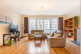 Gemeubeld 2 slaapkamer appartement op toplocatie in Antwerpen! Vooraan in het appartement ligt de ruime leefruimte die uitkijkt op de...