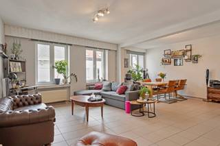 <strong>Ruim appartement in het centrum van Antwerpen vlakbij de Meir</strong><br /><br /><strong>Indeling:</strong><br /><span>Via de inkomhal heeft men toegang tot de </span><strong>grote leefruimte</strong><span> met zeer veel lichtinval. De leefruimte geeft toegang tot de </span><strong>gezellige keuken</strong><span>, uitgerust met een inductie kookvuur, oven, microgolfoven, vaatwasser, koelkast en voldoende opbergkasten. De nachthal zorgt voor een verbinding tussen de andere ruimtes: de eerste slaapkamer aan de voorzijde van het gebouw, hiernaast een berging met aansluiting voor was- en droogmachine, een apart gastentoilet. Achteraan het appartement bevinden zich de </span><strong>grote slaapkamer</strong><span> en de badkamer voorzien van een ligbad en wastafel met spiegelkast.</span><br /><br /><strong>Bijzonderheden:</strong><b> <br /></b><strong>Zeer gunstig EPC</strong><span>: 143 kWh/(m² jaar)</span><br /><span>Maandelijkse kosten: €90,- [Voorschot waterverbruik; Beheer; verbruik/onderhoud algemene delen (incl. lift);].</span><br /><br /><strong>Ligging:</strong><br /><span>Middenin de stad, op een steenworp van de </span><strong>Groenplaats<span> </span></strong><span>en</span><strong> </strong><span>de </span><b>Meir</b><strong>, </strong><span>alsook talrijke horecazaken, winkels, openbaar vervoer en vélostations.</span>