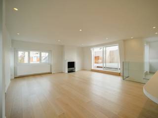 In de gewilde wijk Floride, genesteld achter een karaktervol gebouw, prachtige duplex/penthouse met een oppervlakte van ± 200 m², grondig gerenoveerd in 2025 door architect Renaud Dejeneff en voorzien van een panoramisch terras met vrij uitzicht op een groene omgeving.<br /><br />Deze woning combineert elegantie en moderniteit op een prachtige manier en zal u bekoren door zijn open ruimtes en lichtinval. Ze bestaat uit een ruime ontvangstruimte met open haard en een open keuken die uitkomt op het terras (± 60 m²) met een ideale ligging. Het slaapgedeelte biedt een master suite met dressing en en-suite badkamer, evenals twee andere slaapkamers met aangrenzende badkamer en inbouwkasten. Een parkeerplaats is optioneel beschikbaar.<br /><br />Overige: pre-installatie individuele verwarmingsketel, open haard met elektrische klep, kelder, EPC D+.<br /><br />De wijk Floride is ideaal gelegen in een groene omgeving tussen de Montjoie laan en de Hamoir laan, vlakbij het Zoniënwoud, het openbaar vervoer en winkels.<br /><br />Voor meer informatie kunt u contact opnemen met Bertrand de Moffarts op +32 (0) 475 944 508.