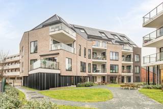 LAATSTE APPARTEMENT TE KOOP<br />Matexi bouwde een gloednieuwe woonbuurt in het centrum van Haacht. Het is een gezellige buurt met twee kleinschalige appartementsgebouwen langsheen een buurttuin. Zo heb jij alle ruimte om te genieten van het leven.<br /><br />De duurzaamheid van deze appartementen is een echte troef. Ze zijn bijna energie-neutraal en worden niet met gas verwarmd. Goed voor het milieu én jouw portemonnee!<br /><br />De locatie biedt je het beste van twee werelden: centraal wonen in het hart van Haacht op enkele stappen van De Markt en slechts 2 KM van Haacht-station, op een boogscheut van het drukkere leven in Leuven, Mechelen, Brussel of Antwerpen. De centrale ligging maakt het een aantrekkelijke plek om te vertoeven en je helemaal thuis te voelen.<br /><br />Er is nog 1 duplex beschikbaar met 2 slaapkamers. De oppervlakte is 104 m² met 19 m² terras en is beschikbaar bij akte. <br /><br />Dit is een kijkappartement, dus alles is afgewerkt, inclusief de schilderwerken!